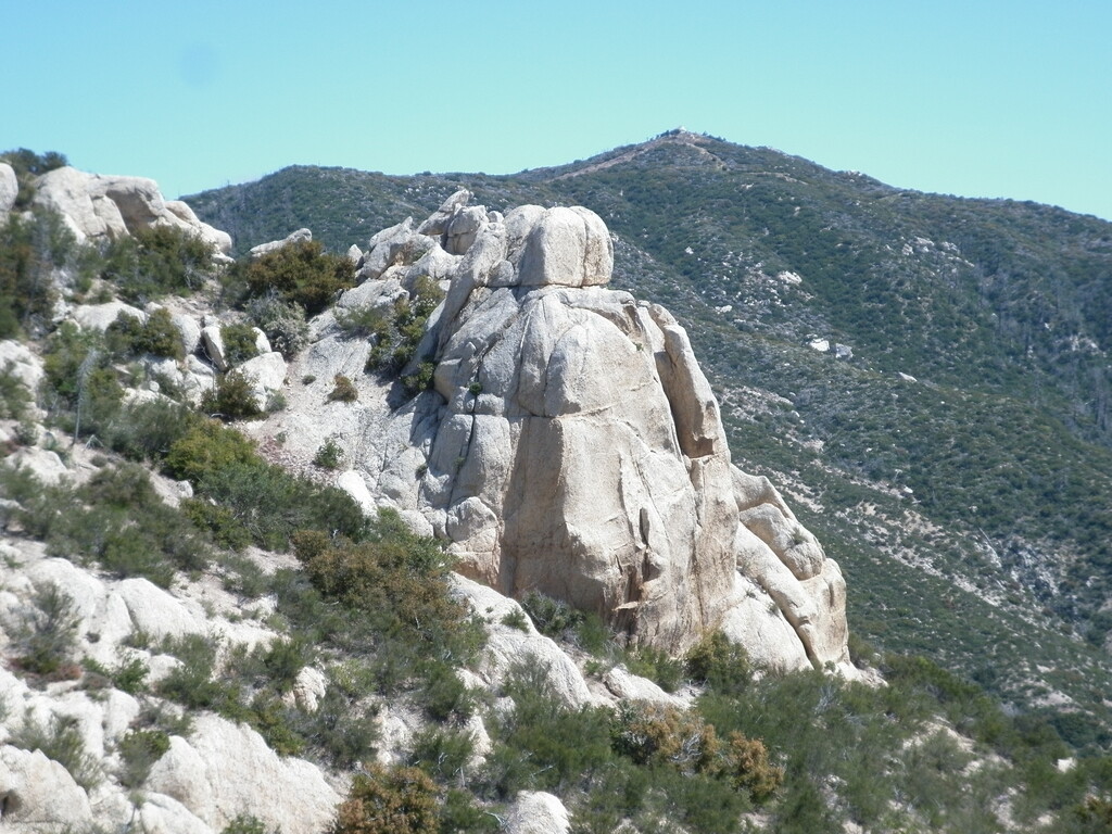 Big rock with Vetter lookout in background.